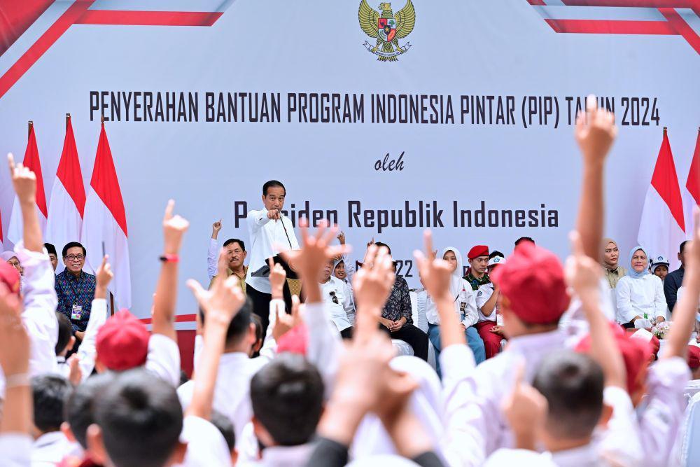 Jokowi Berikan Bantuan Program Indonesia Pintar di Magelang