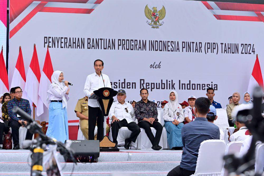 Presiden Jokowi serahkan langsung Bantuan Program Indonesia Pintar (PIP) di Magelang, Jawa Tengah (dok. Sekretariat Presiden)