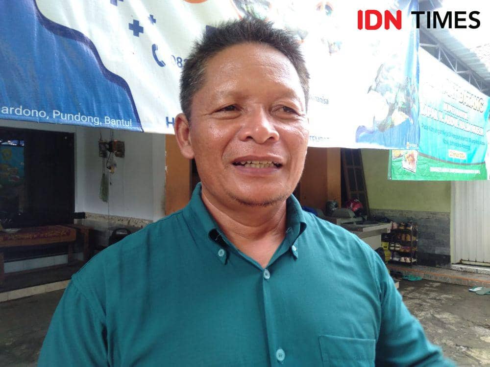 Pemilik industri olahan ikan laut Siluang Mina Nisa, Sudarisman.(IDN Times/Daruwaskita)