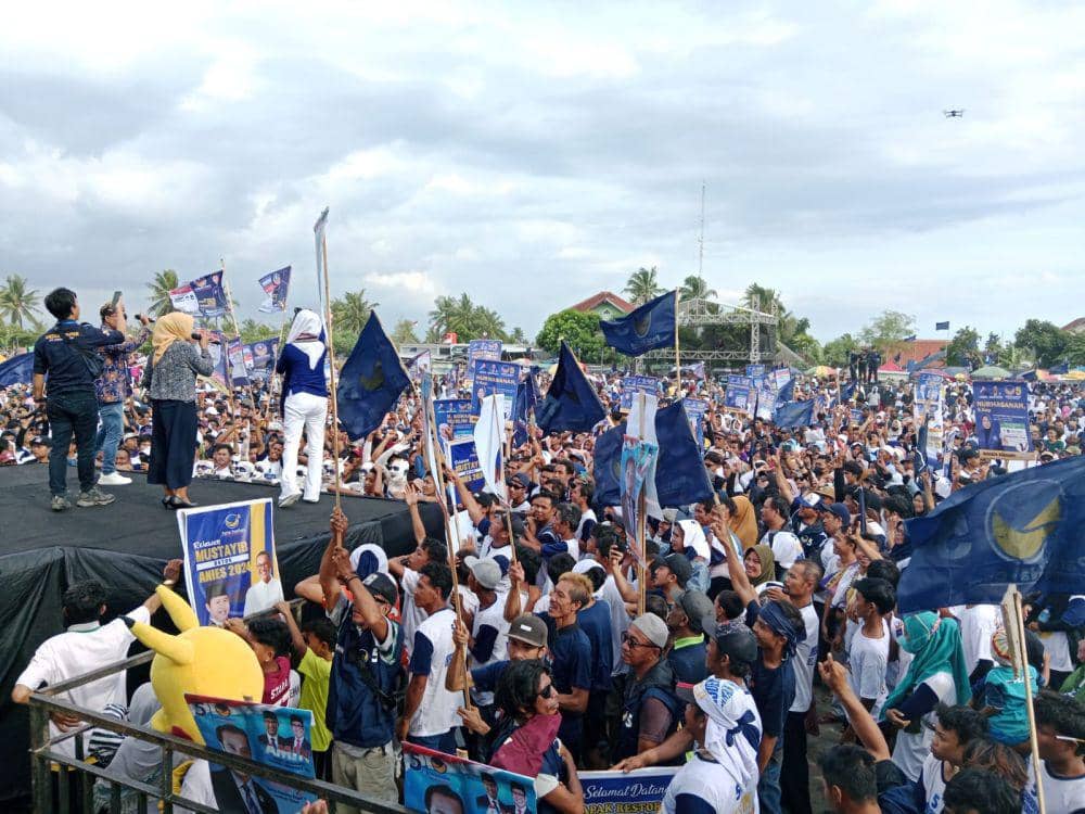 Puluhan ribu simpatisan partai NasDem memadati lapangan Gotong Royong Masbagik (IDN Times/Ruhaili)