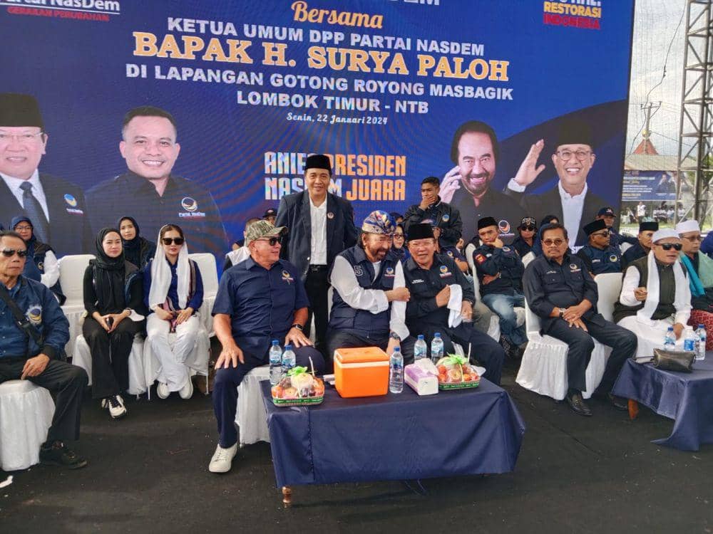 Ketua DPD NasDem NTB, Rumaksi saat mendampingi Surya Paloh (IDN Times/Ruhaili)