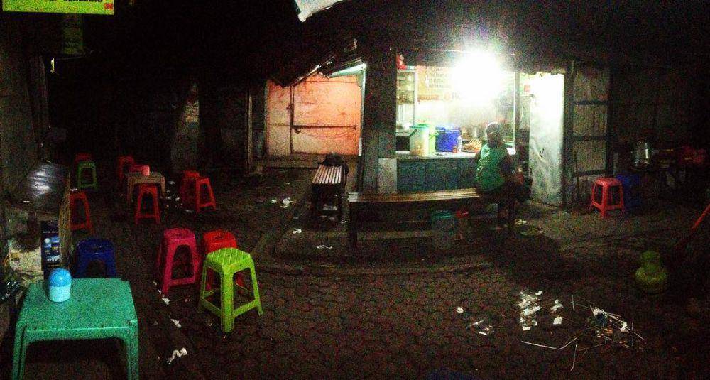 Potret warung sate kampret yang berlokasi di area Pasar Legi Jombang. (instagram.com/nikmatnya_dunia_ajieb)