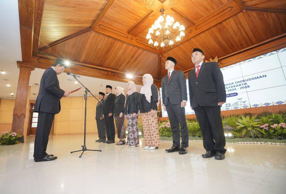 Pelantikan Anggota Lembaga Ombudsman DIY Masa Jabatan Tahun 2024-2028, di Gedhong Pracimasana, Kompleks Kepatihan, Yogyakarta, Senin (22/1/2024). (Dok. Istimewa)