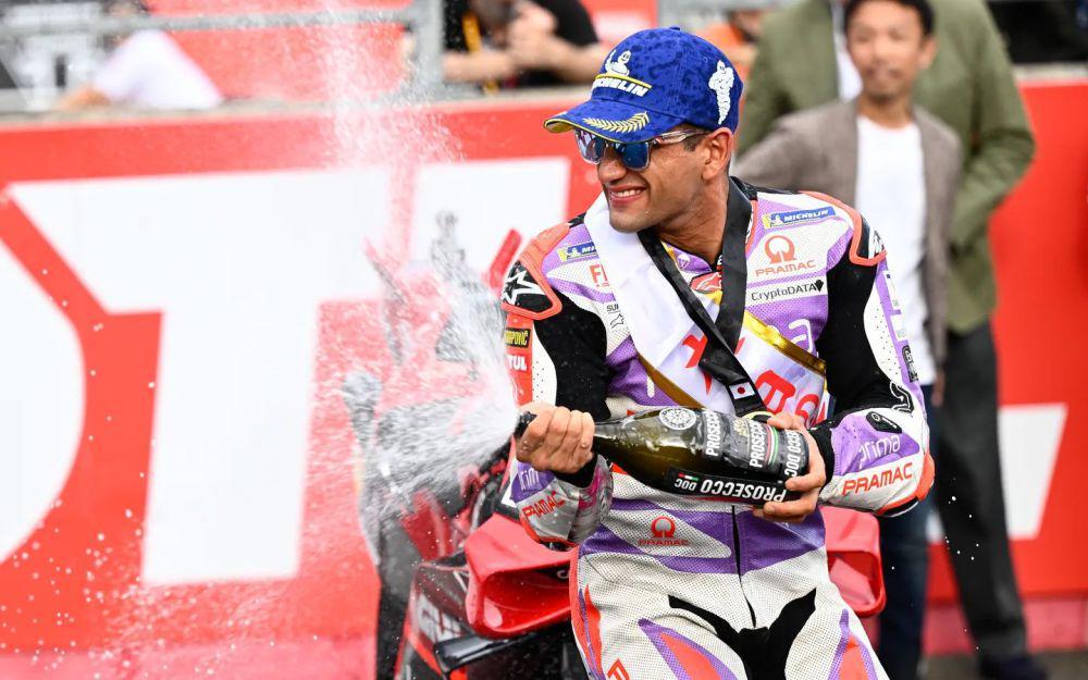 Jorge Martin berselebrasi usai sprint race GP Jepang 2023. (motogp.com)