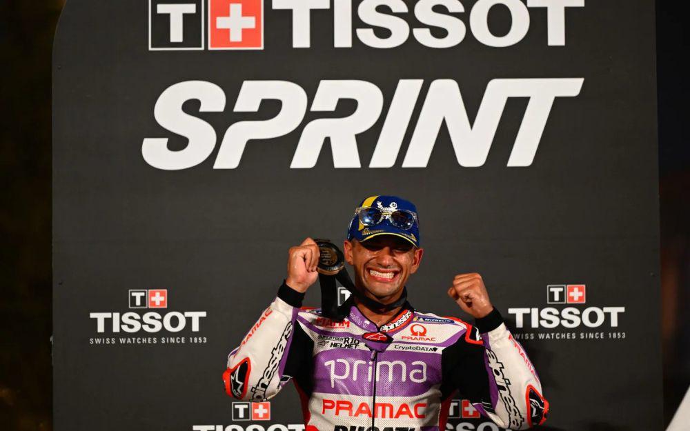 Jorge Martin mengangkat medali usai sprint race GP Qatar 2023. (motogp.com)