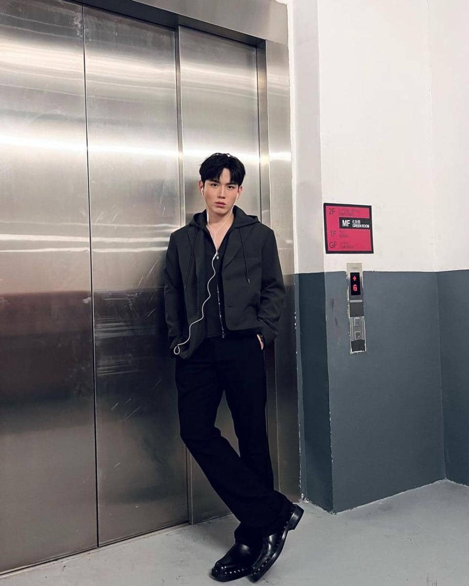 padu padan outer ala New Thitipoom (instagram.com/newwiee)