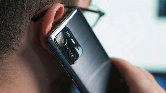 ilustrasi cowok menggunakan handphone (unsplash.com/Onur Binay)