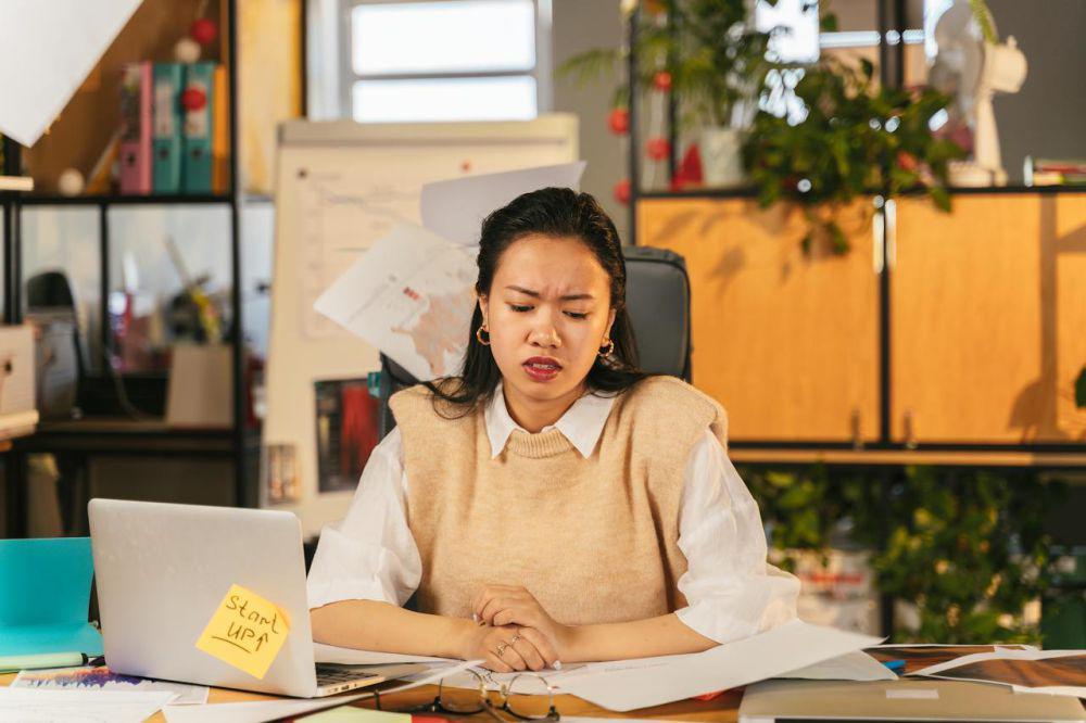 ilustrasi perilaku quiet quitting pada karyawan (pexels.com/ANTONI SHKRABA Production)