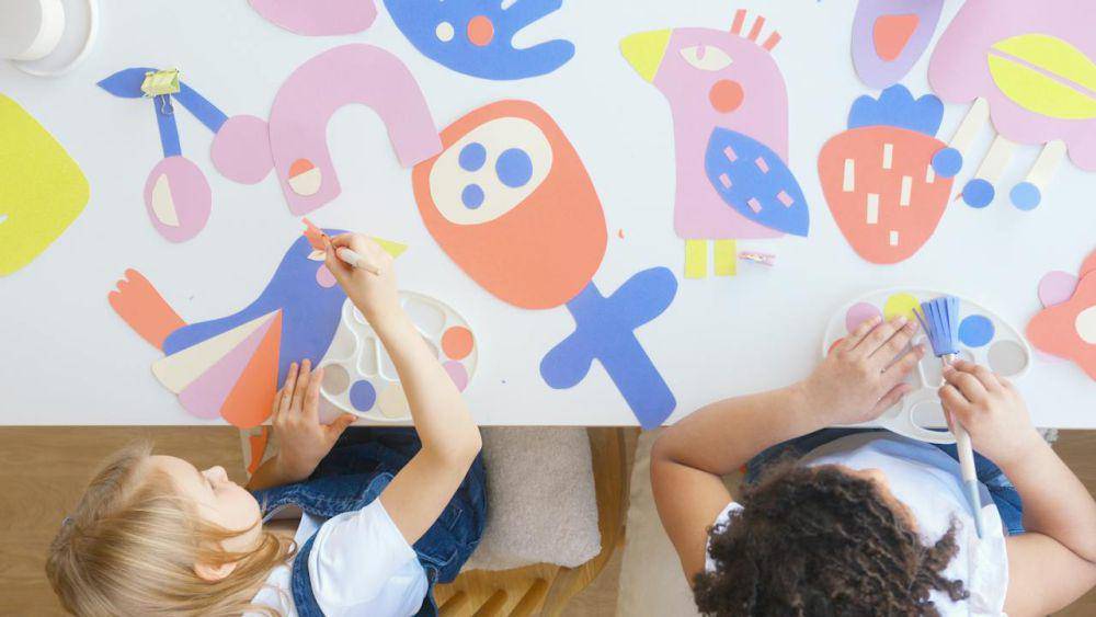 ilustrasi anak menggambar (pexels.com/Artem Podrez)