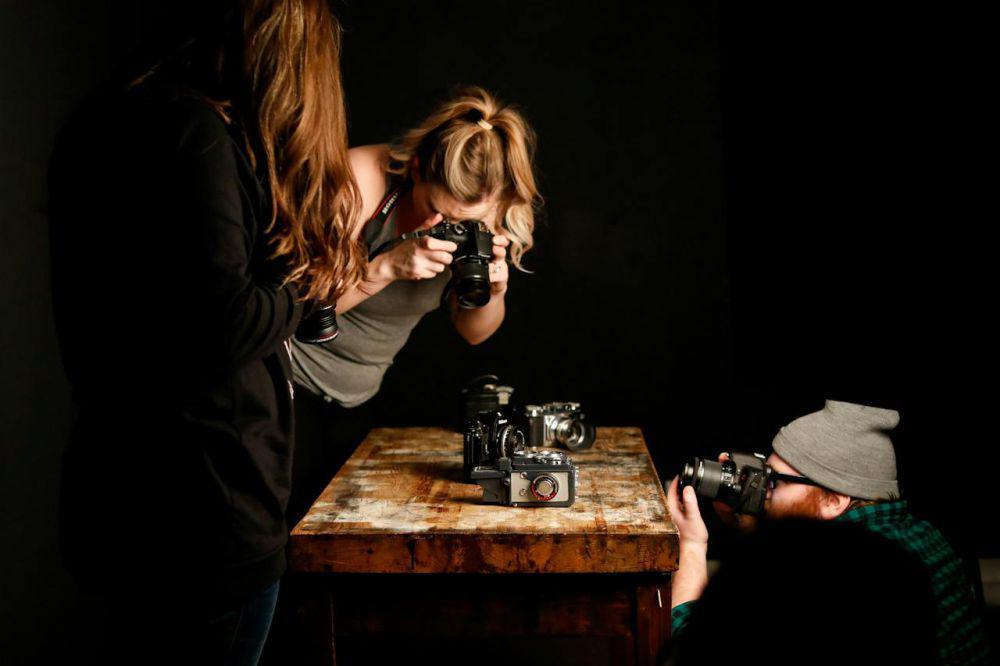 ilustrasi tiga fotografer (pexels.com/Jordan Benton)