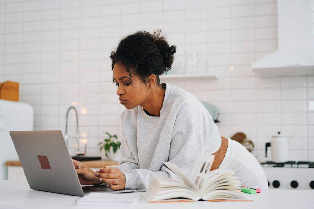ilustrasi menggunakan laptop (pexels.com/olia danilevich)