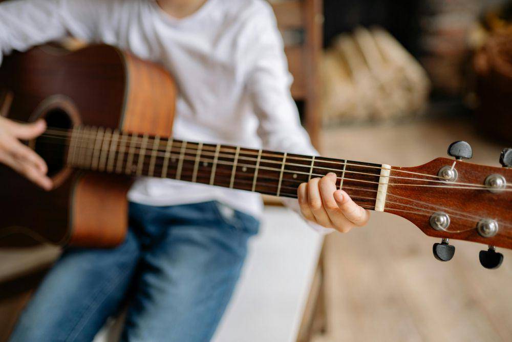 ilustrasi senar gitar akustik (pexels.com/Yan Krukau)
