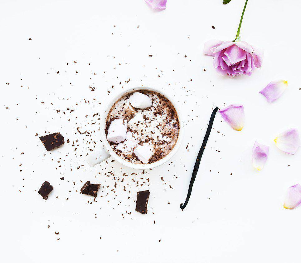 vanilla bean dan minuman cokelat (unsplash.com/Magda Fou)