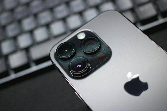 ilustrasi iPhone, salah satu HP yang banyak rekondisinya (unsplash.com/@sammysays___)