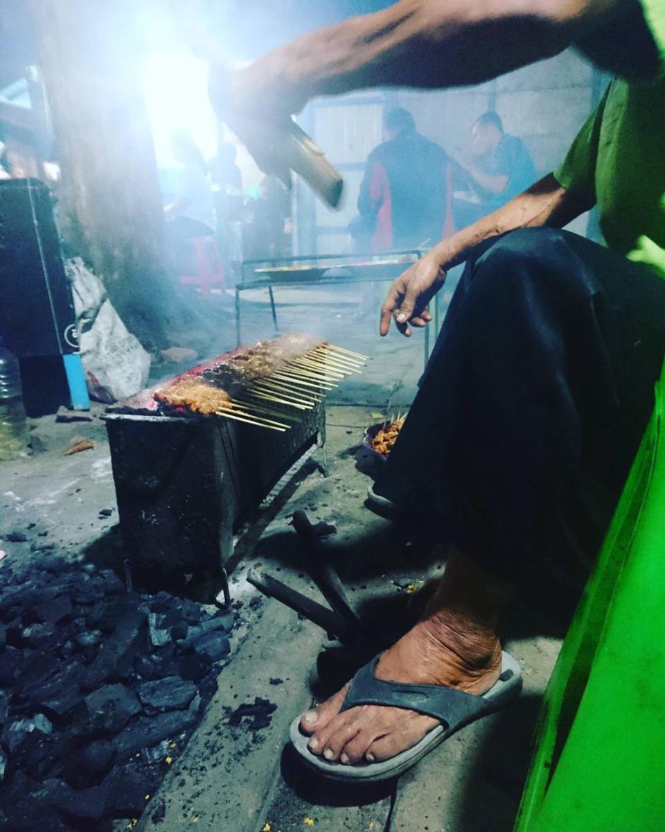 potret penjual sate kampret sedang membakar sate di atas bara api (instagram.com/mahesa_alfa)