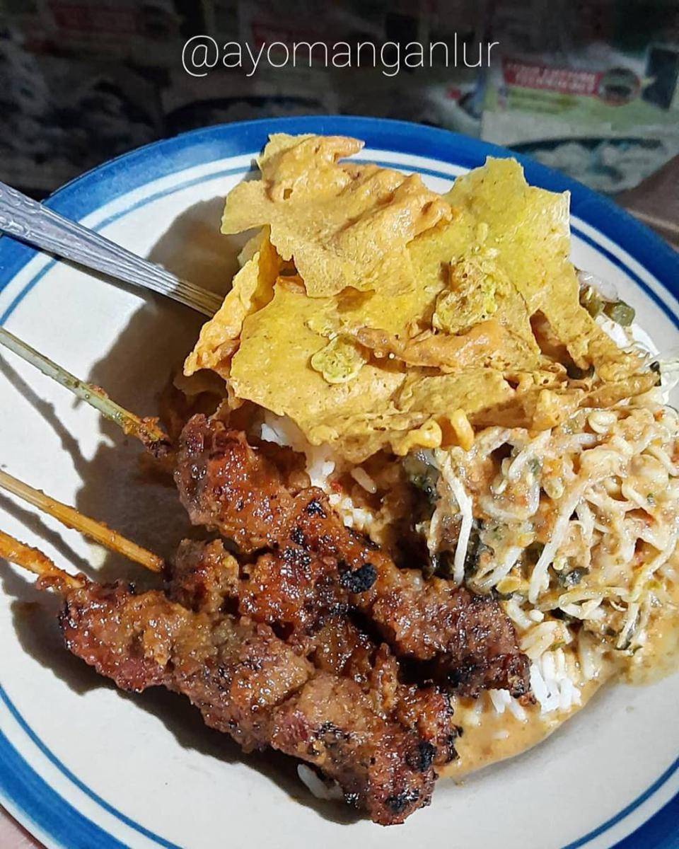 potret seporsi nasi pecel dengan 3 tusuk sate kampret (instagram.com/ayomanganlur)