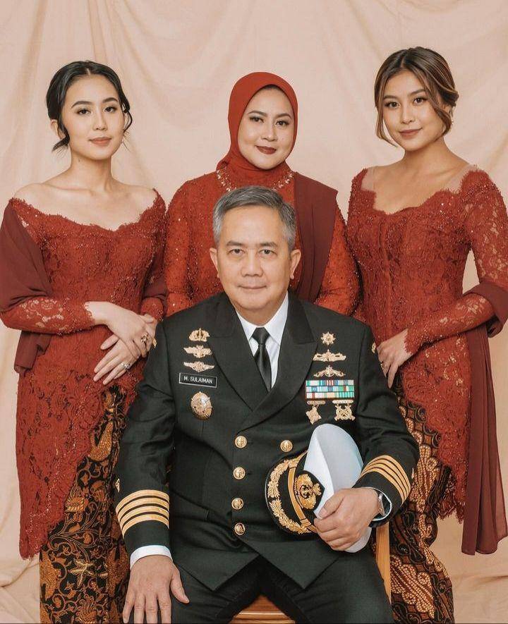 Pemotretan keluarga Karin Novilda (Instagram.com/narinkovilda)