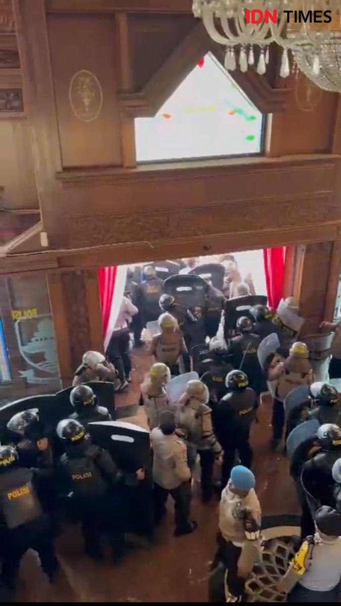 Demo Sopir Truk Batu Bara di Jambi Ricuh, Kantor Gubernur Dirusak