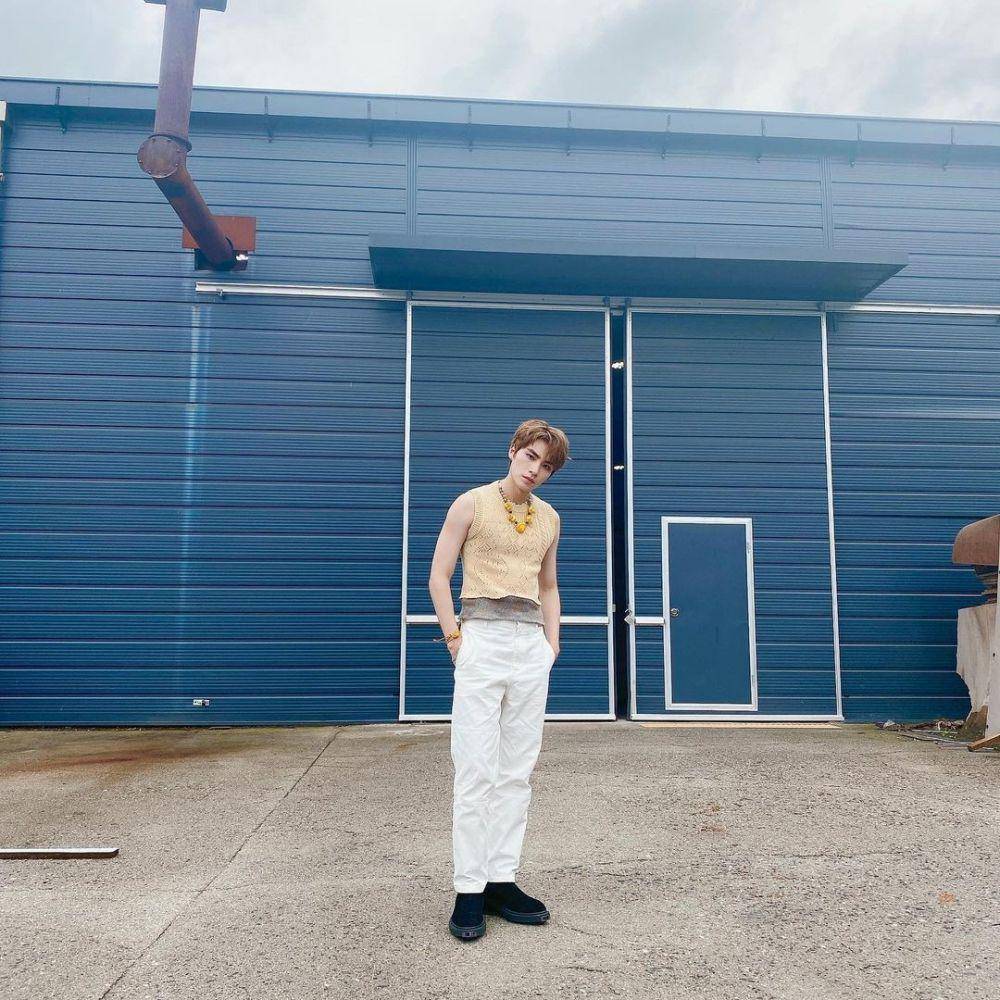 padu padan knitwear ala Xiaojun WayV (instagram.com/djxiao_888)