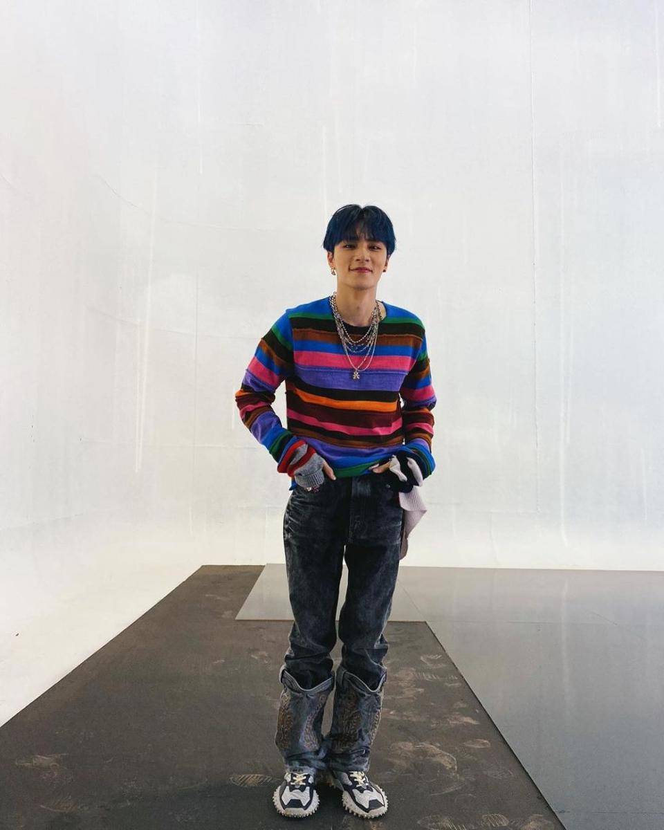 padu padan knitwear ala Xiaojun WayV (instagram.com/djxiao_888)