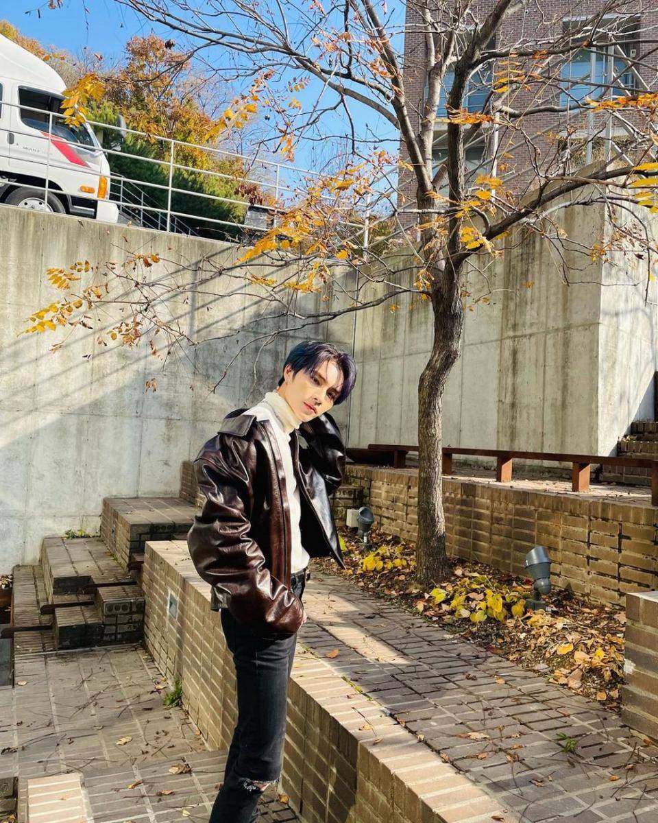 padu padan knitwear ala Xiaojun WayV (instagram.com/djxiao_888)
