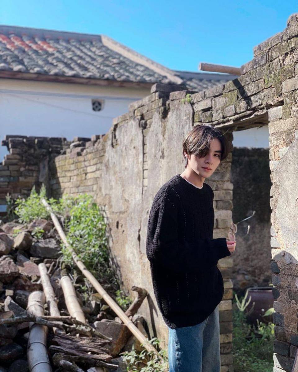 padu padan knitwear ala Xiaojun WayV (instagram.com/djxiao_888)