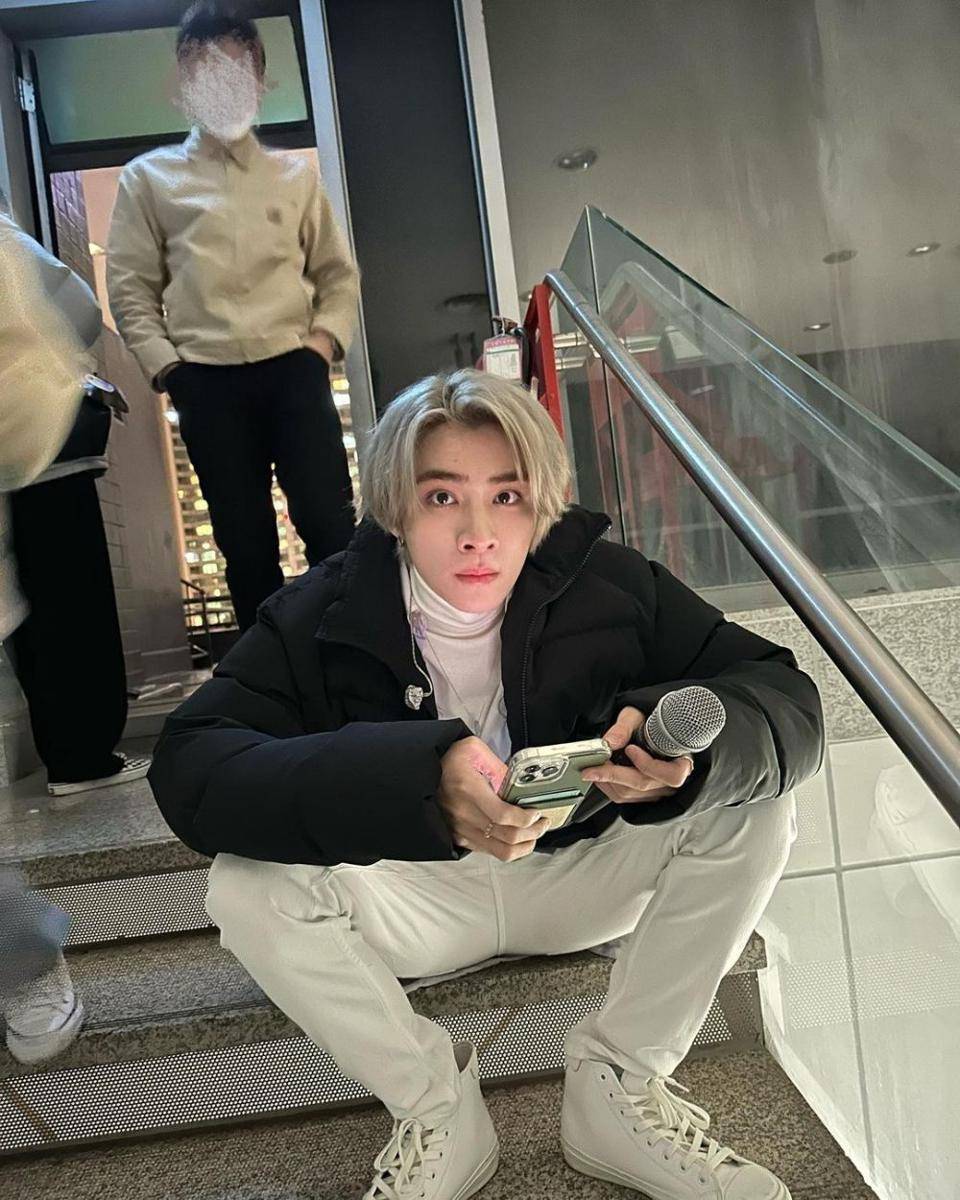 padu padan knitwear ala Xiaojun WayV (instagram.com/djxiao_888)