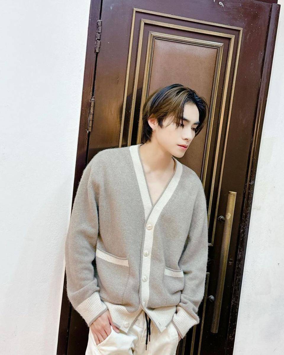 padu padan knitwear ala Xiaojun WayV (instagram.com/djxiao_888)