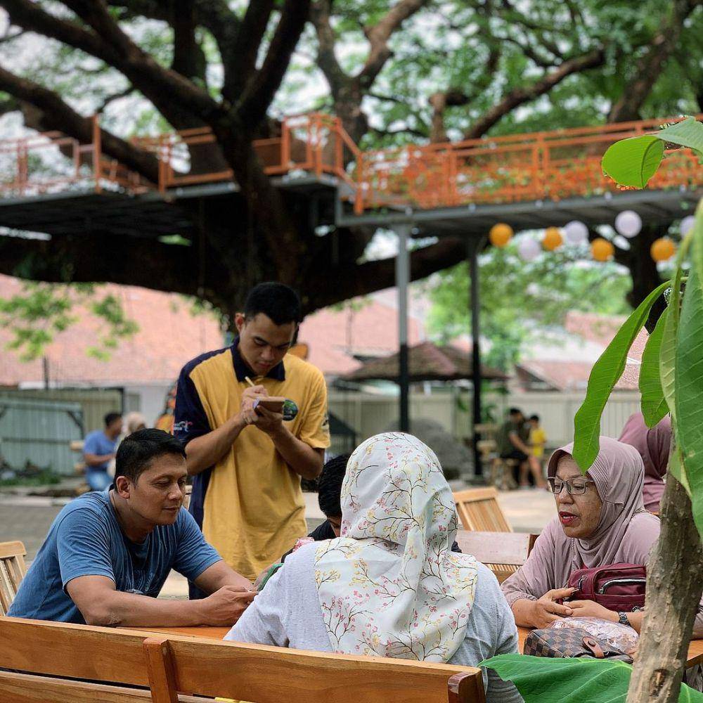 Pengunjung Sentani Foresta Madiun yang tengah menikmati suasana. Instagram/sentani.foresta