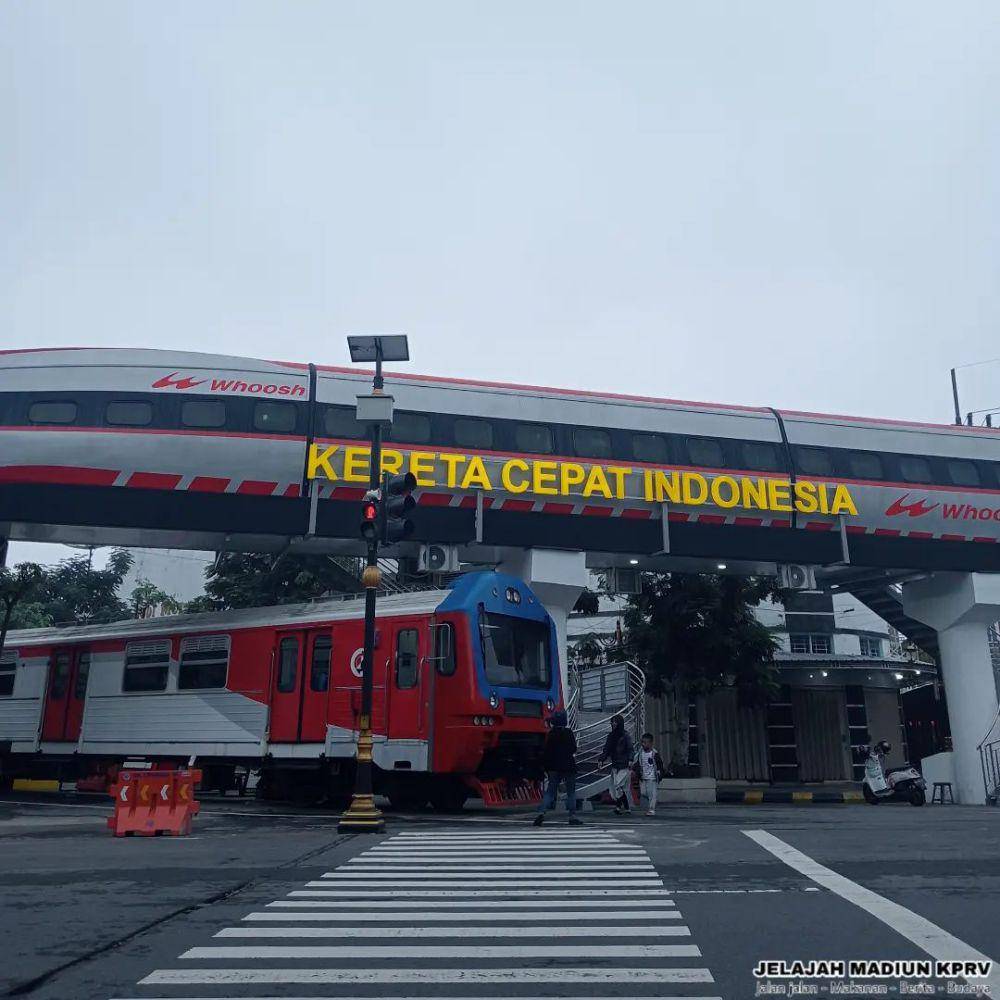 Replika kereta cepat Whoosh di Bogowonto Culinary Center Madiun. Instagram/jelajahmadiun_kprv