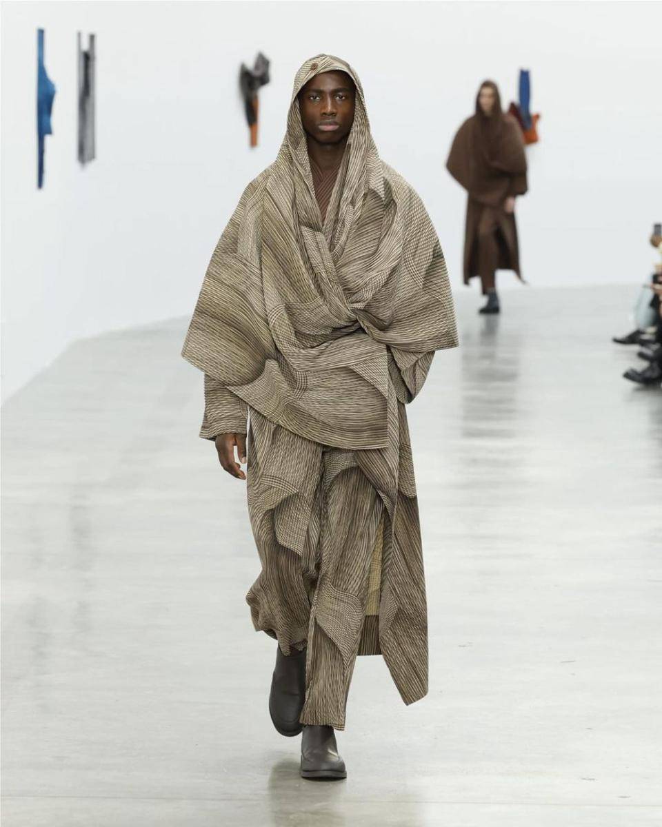 Homme Plissé Issey Miyake A/W '24 di Paris Fashion Week 2024 (dok. Issey Miyake)