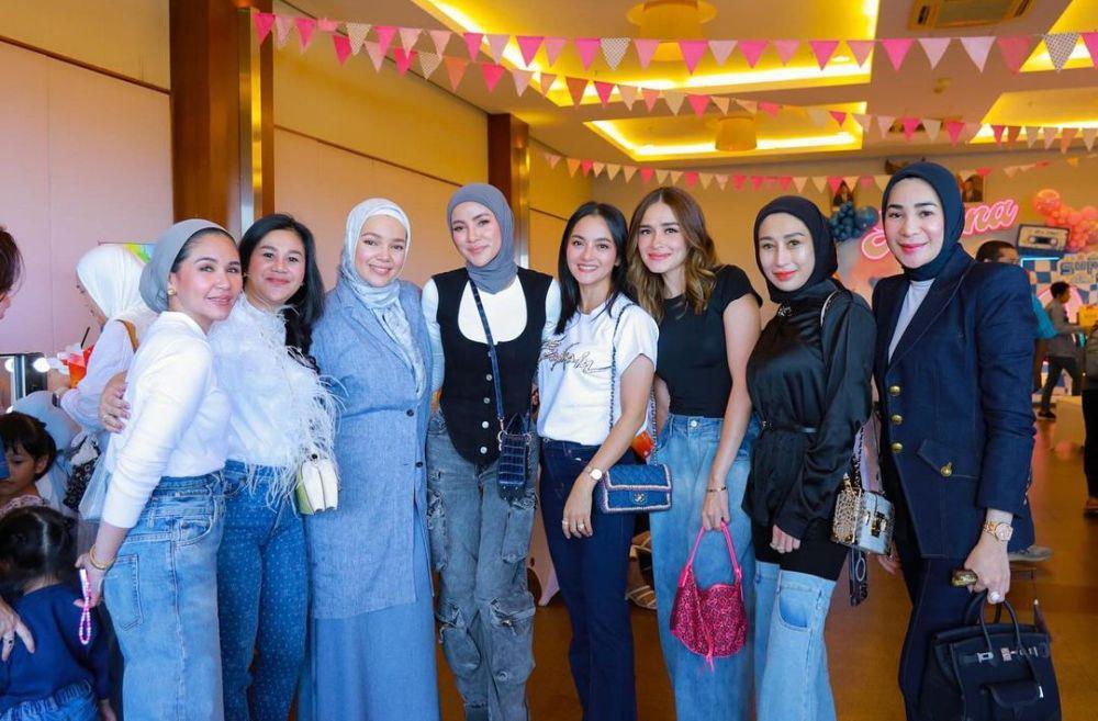 7 Potret Ririn Ekawati di Ulang Tahun Anak Olla Ramlan