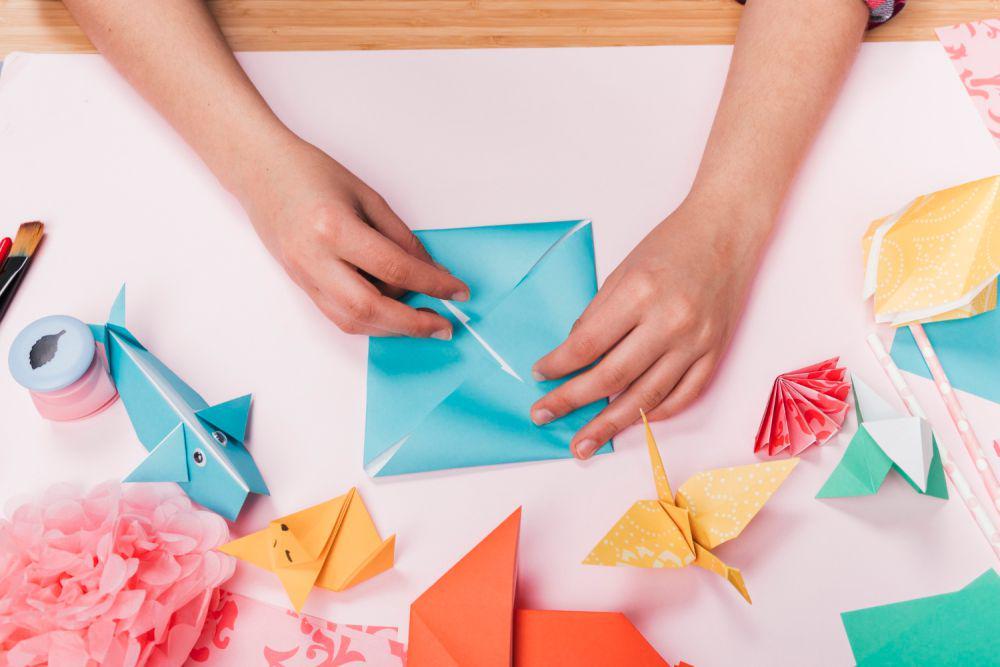 ilustrasi melipat origami (freepik.com/freepik)
