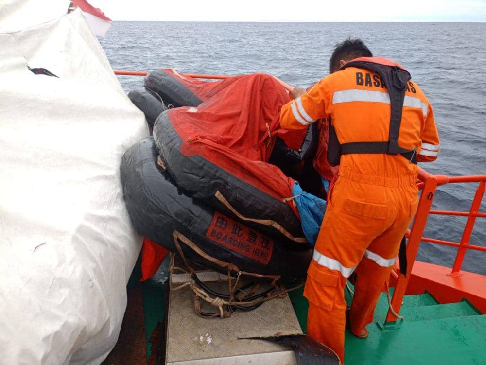 Perahu karet yang diduga milik Kapal LCT Bora V ditemukan di perairan Kepulauan Sitaro, Sulawesi Utara, Senin (22/1/2024). IDNTimes/Dok. Basarnas Manado