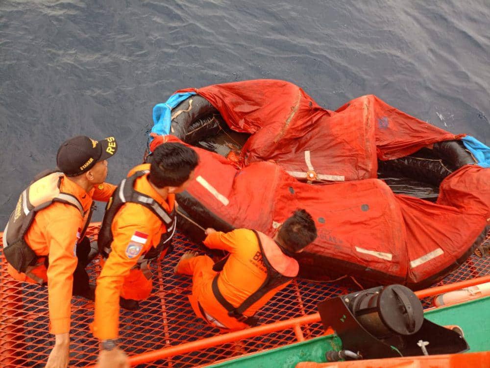 Perahu karet yang diduga milik Kapal LCT Bora V ditemukan di perairan Kepulauan Sitaro, Sulawesi Utara, Senin (22/1/2024). IDNTimes/Dok. Basarnas Manado