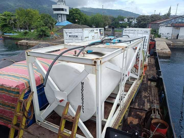 Dua unit mesin PLTD Tagulandang yang diangkut Kapal LCT Bora V dari Bitung ke Kepulauan Sitaro, Sulawesi Utara. IDNTimes.Istimewa