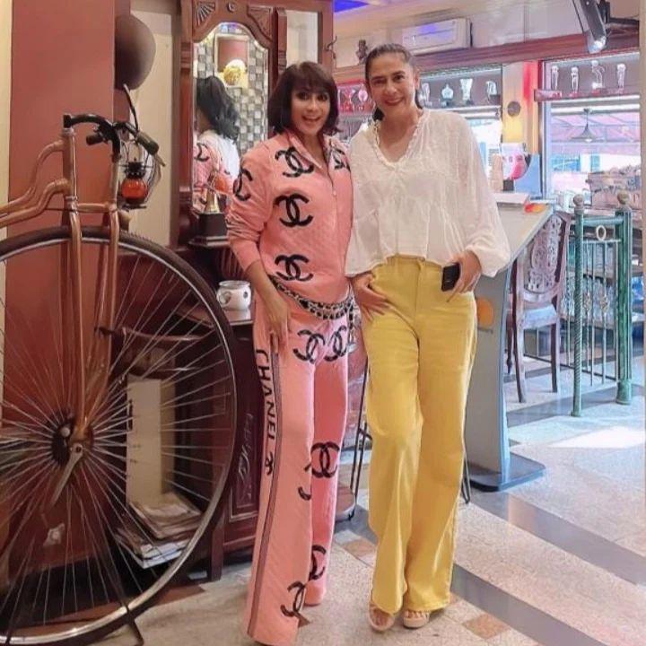 OOTD minimalis ala keluarga Mirdad (instagram.com/lydiakandou_)