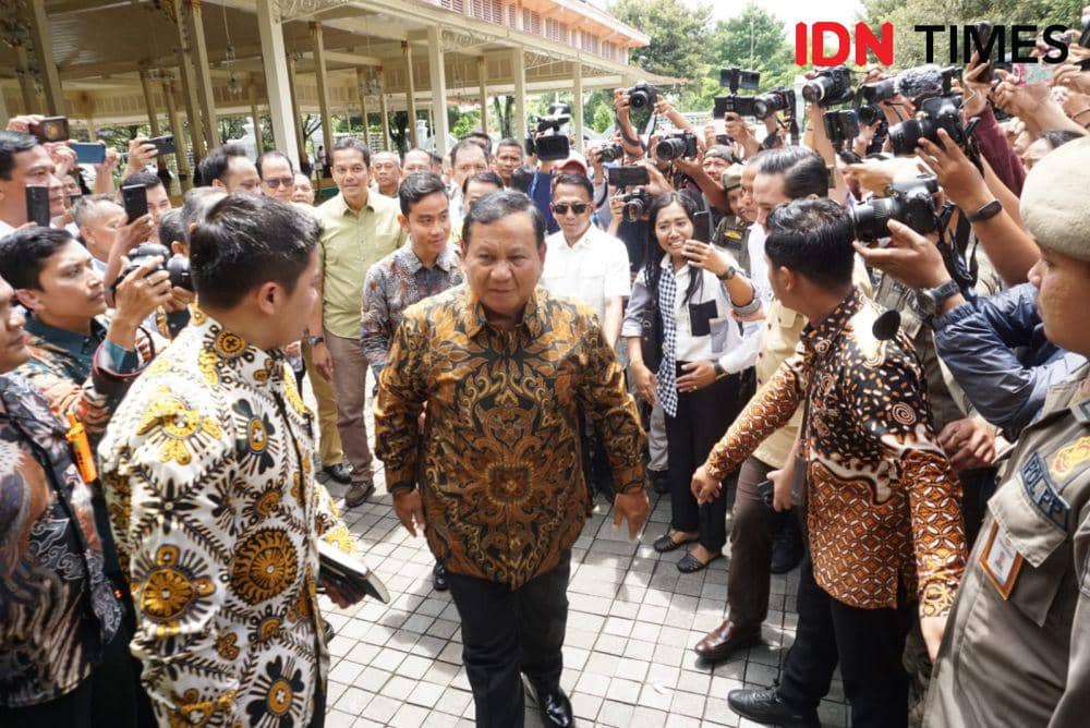 Prabowo - Gibran datang menemui Sri Sultan HB X di Kompleks Kepatihan, Senin (22/1/2024) (IDNTimes/Herlambang Jati)