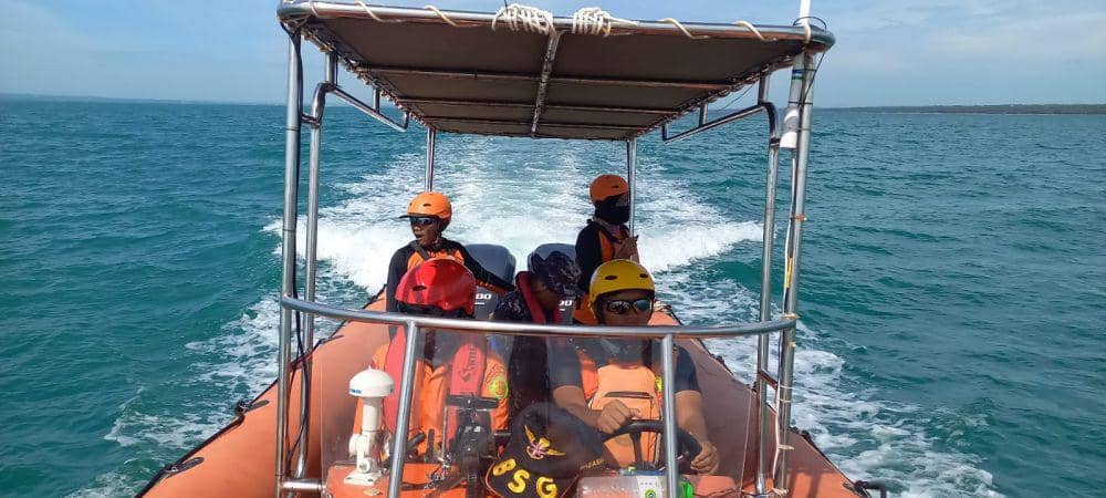 Kantor SAR Surabaya mengerahkan dua kapal untuk mencari 15 orang ABK Kapal Putra Sumber Mas di perairan laut utara kecamatan Dungkek, kabupaten Sumenep, pada Senin (22/1/2024).