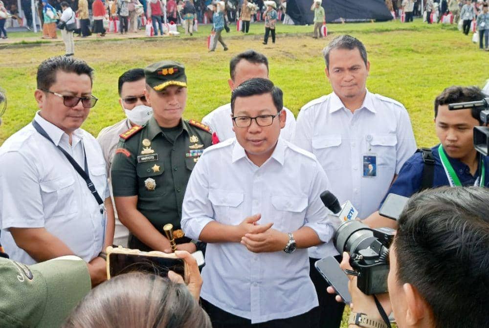 Direktur Bisnis Kurir dan Logistik PosIND, Tonggo Marbun hadir saat penyerahan simbolis bantuan pangan cadangan beras pemerintah (CBP) kepada keluarga penerima manfaat (KPM) di Kota Salatiga, Senin (22/1/2024). (dok. Pos Indonesia)