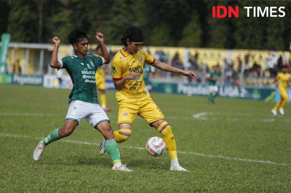 Duel PSMS kontra Semen Padang di Stadion Baharoeddin Siregar pada 12 Besar Liga 2, Senin (22/1/2024) (IDN Times/Doni Hermawan)