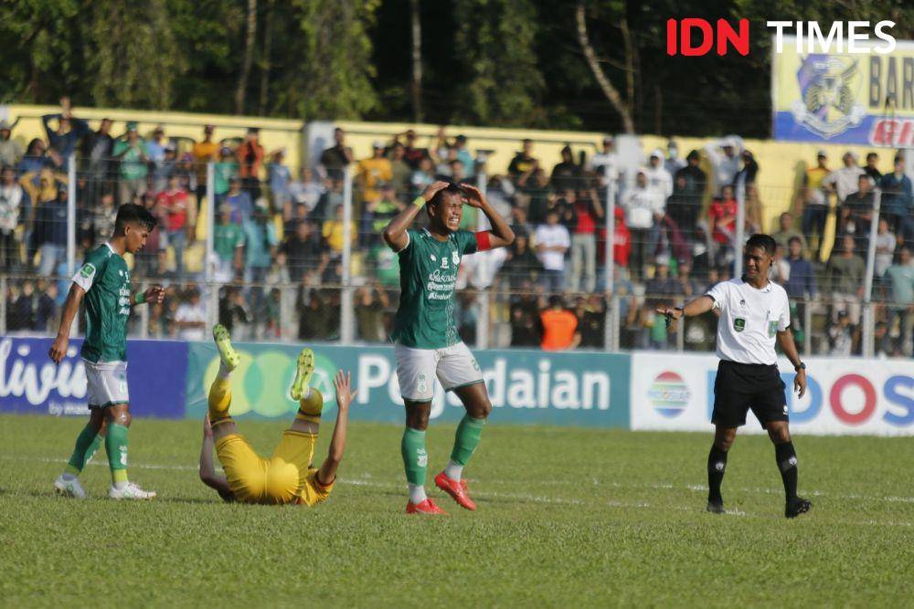 Duel PSMS kontra Semen Padang di Stadion Baharoeddin Siregar pada 12 Besar Liga 2, Senin (22/1/2024) (IDN Times/Doni Hermawan)