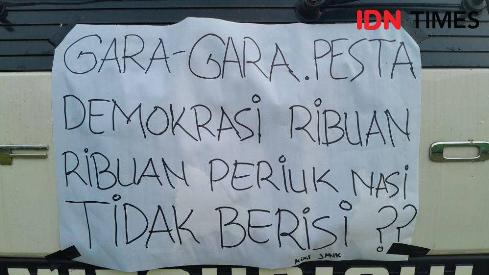Kritik para sopir batubara ubtuk pemerintah Provinsi Jambi. (Dedy Nurdin/IDN Times)