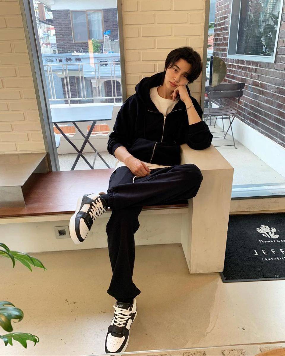 outfit nongkrong di kafe ala Byeon Woo Seok (instagram.com/byeonwooseok)