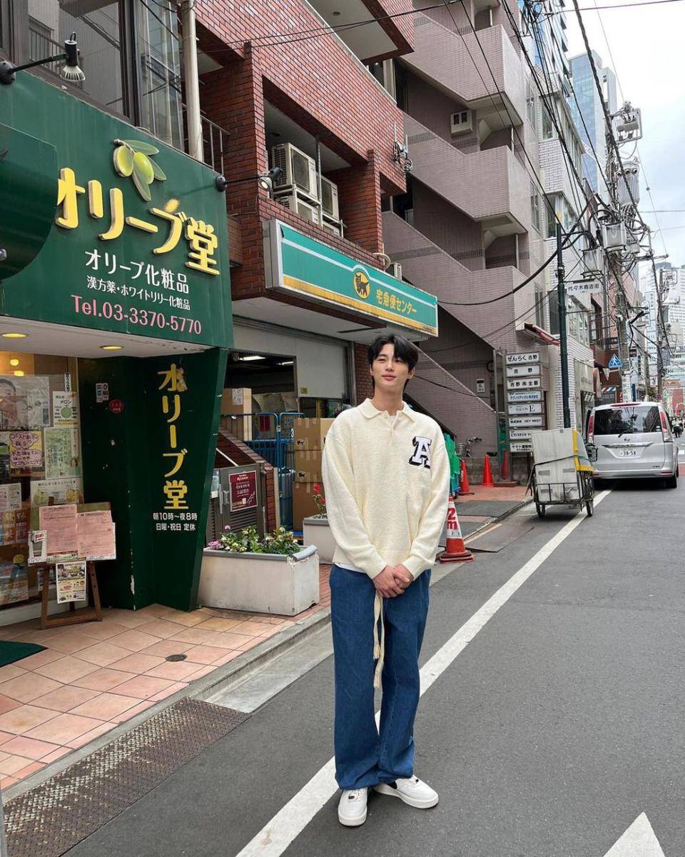 outfit nongkrong di kafe ala Byeon Woo Seok (instagram.com/byeonwooseok)