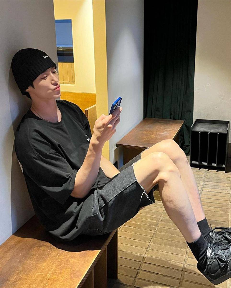 outfit nongkrong di kafe ala Byeon Woo Seok (instagram.com/byeonwooseok)