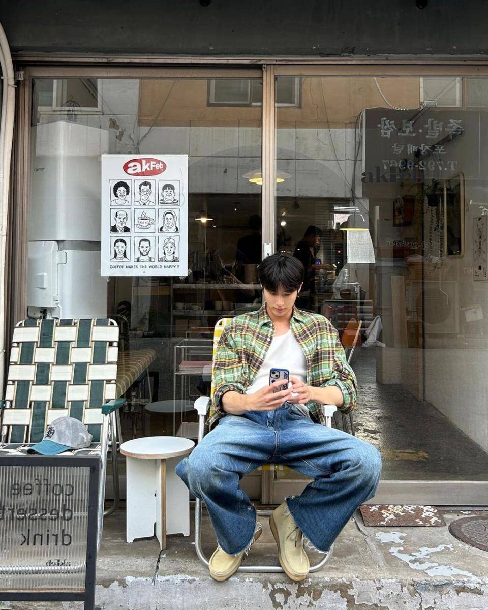 outfit nongkrong di kafe ala Byeon Woo Seok (instagram.com/byeonwooseok)
