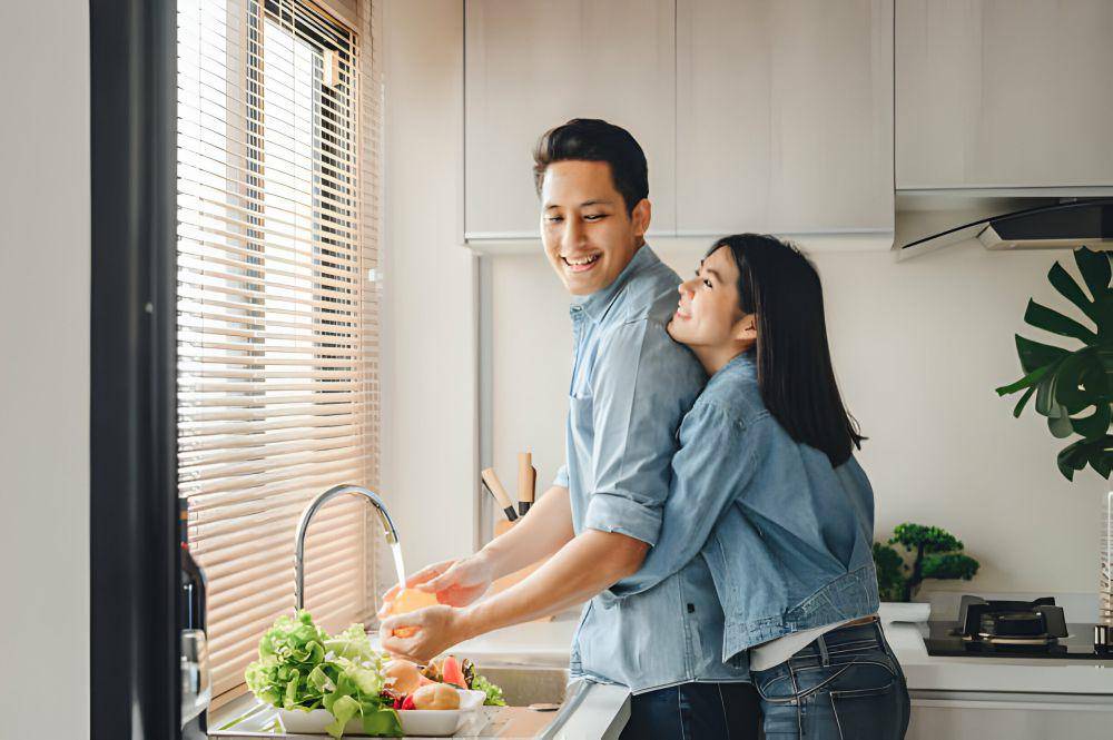 ilustrasi wanita yang clingy terhadap pasangannya (istockphoto.com/interstid)