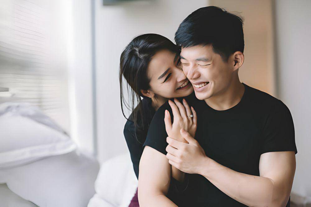 ilustrasi wanita yang clingy terhadap pasangannya (istockphoto.com/Edwin Tan)
