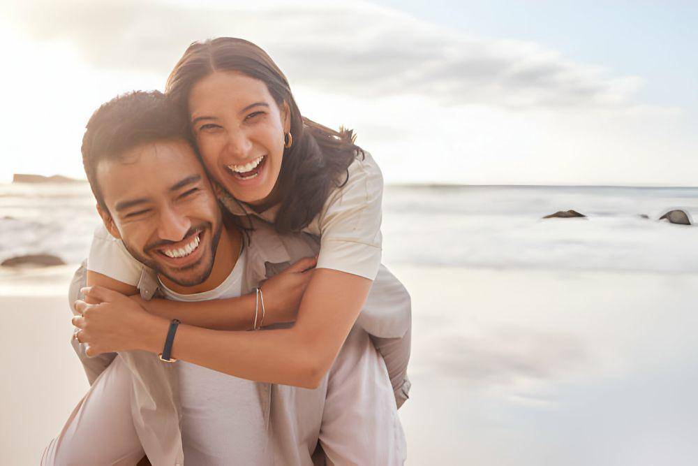 ilustrasi wanita yang clingy terhadap pasangannya (istockphoto.com/PeopleImages)